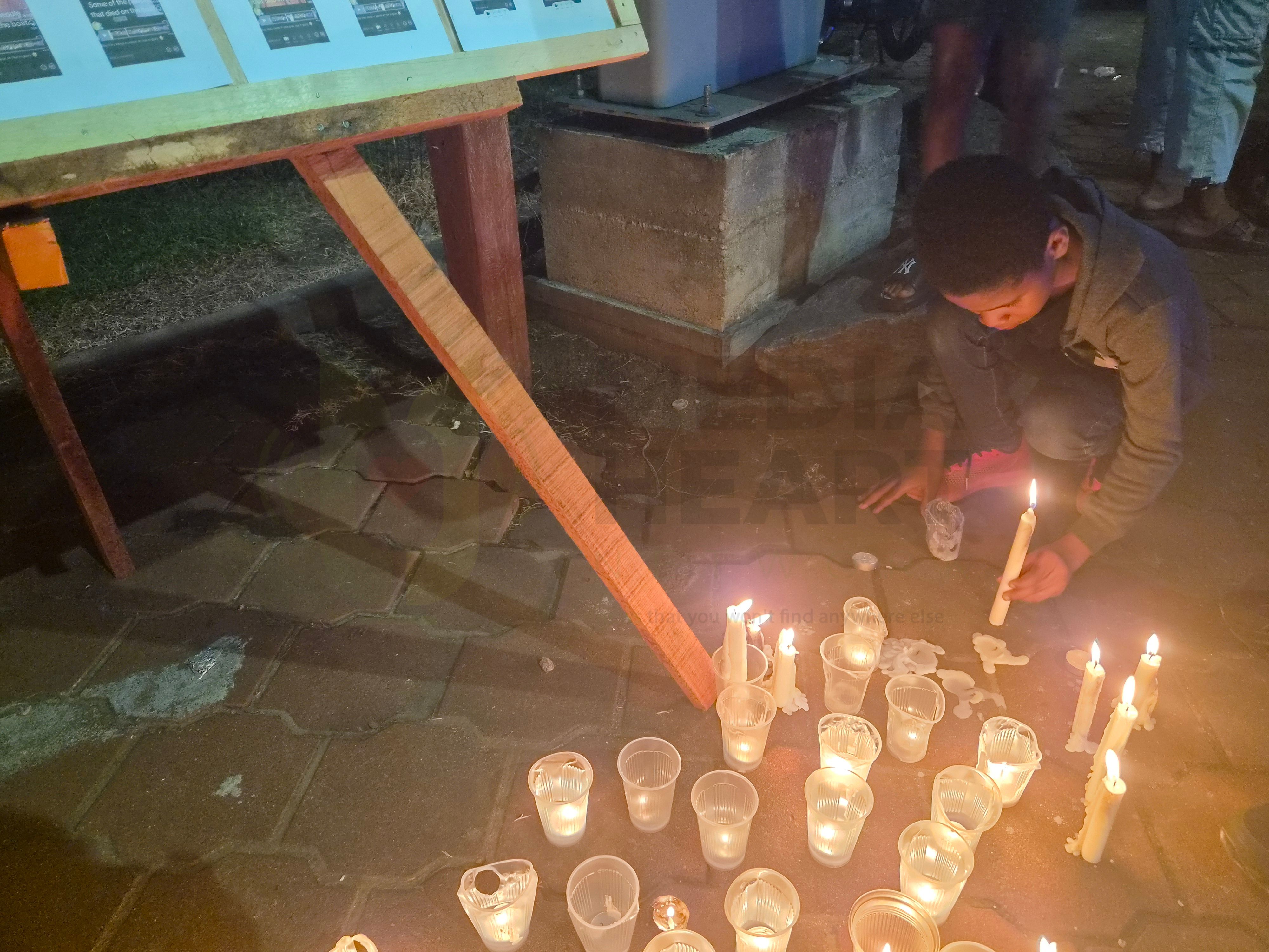 Er waren ook veel kinderen aanwezig bij de wake die een kaarsje aanstaken