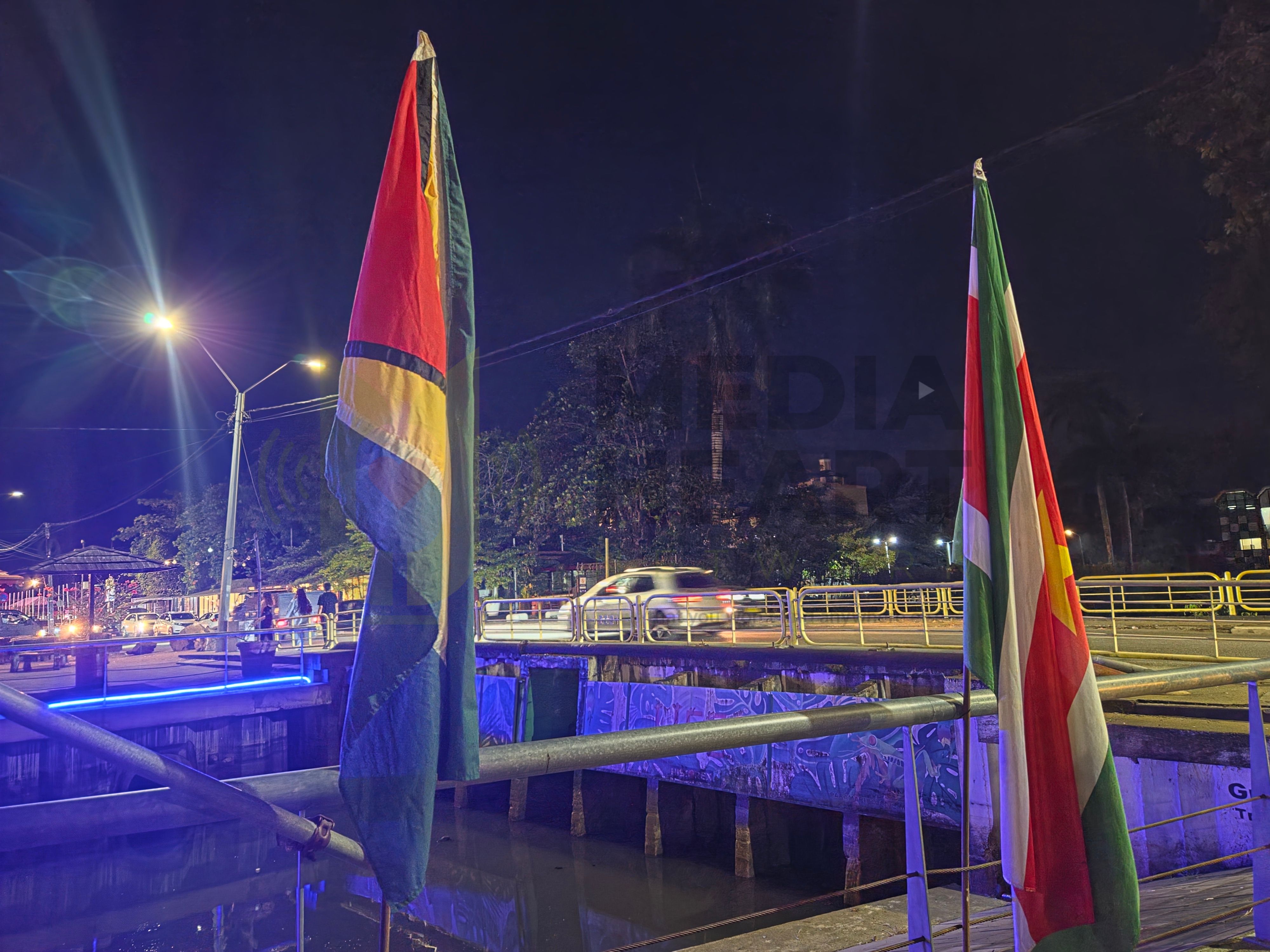 Er werd respect getoond voor zowel de Surinaamse als de Guyanese vlag.