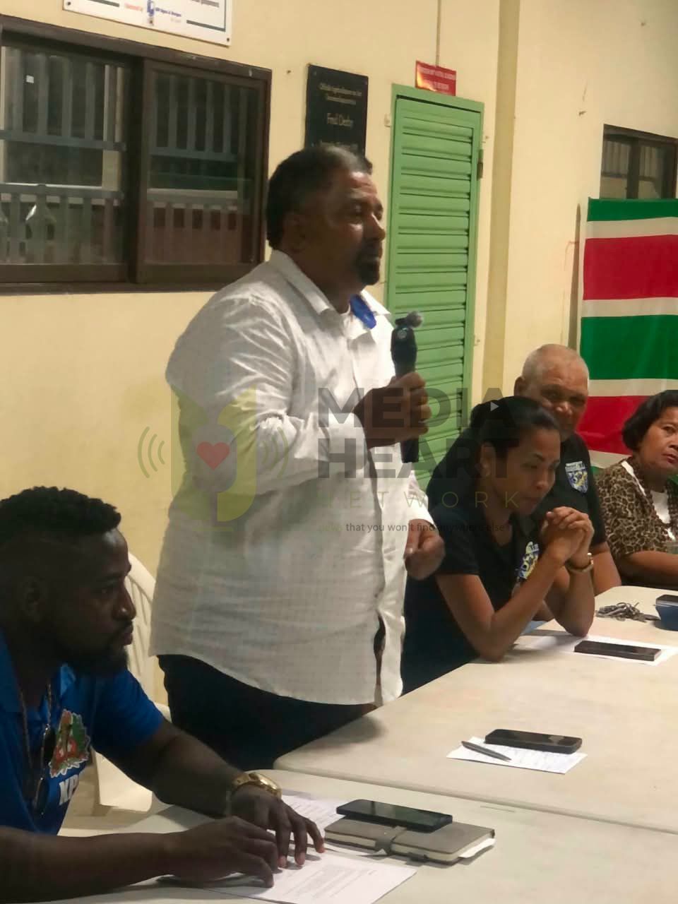 Districtscommissaris Marlon Budike spreekt de aanwezigen van de krutu toe