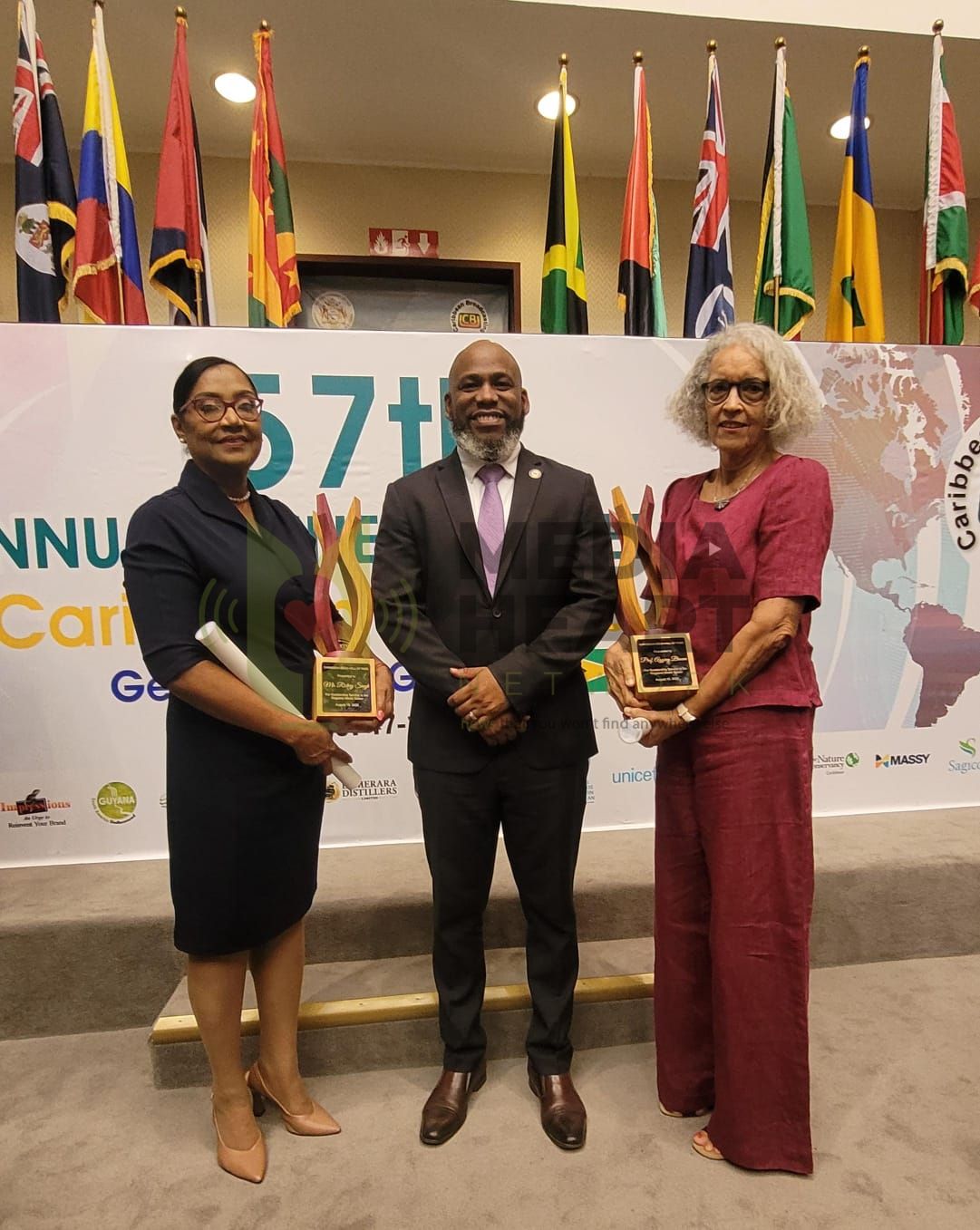 CBU-president Anthony Greene staat temidden van familie van de overleden Rickey Singh en Aggrey Brown die dinsdag zijn toegelaten tot de CBU Hall of Fame.