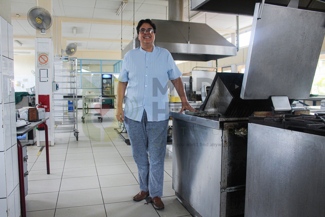 Nicôle Tong Sang in de centrale keuken van het Diakonessenhuis.