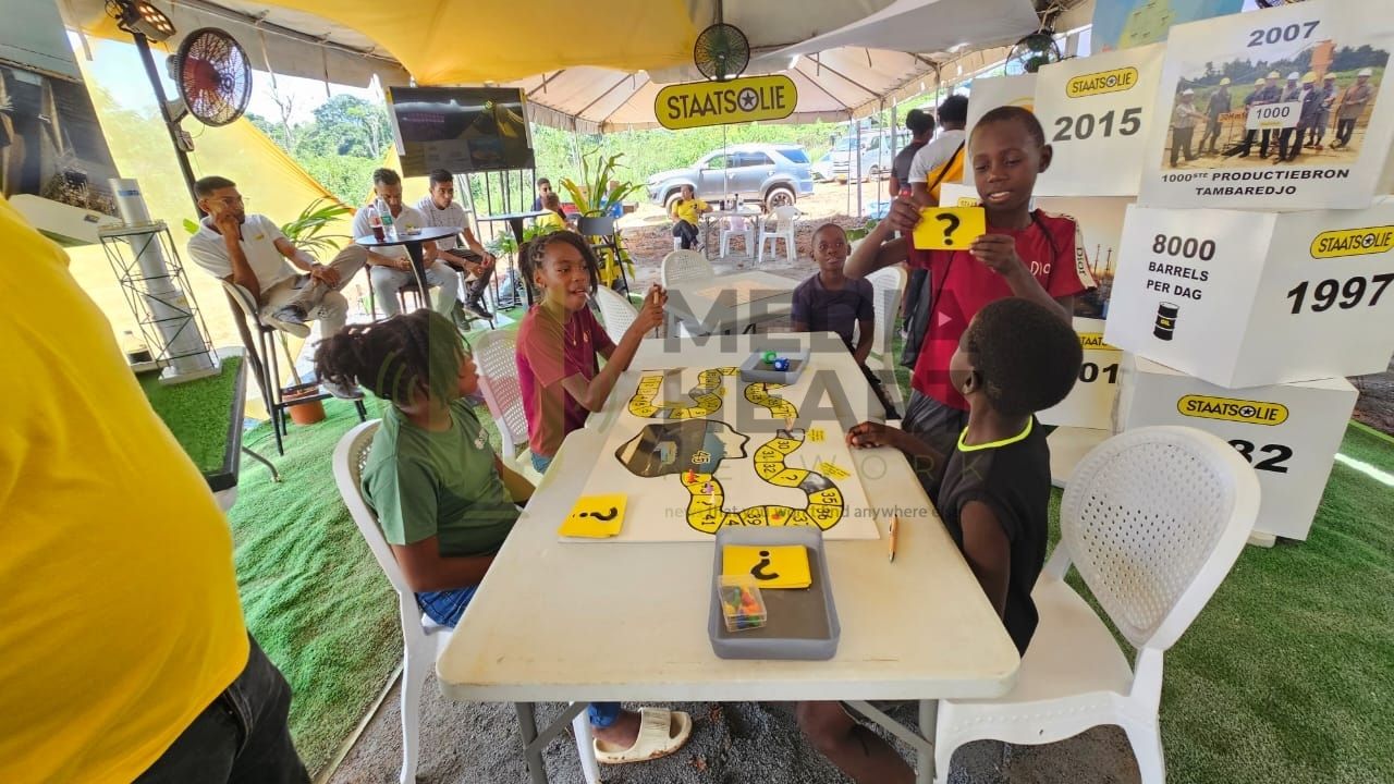 Ook kinderen kwamen aan hun trekken tijdens de beurs. Bij de stand van Staatsolie konden zij door middel van spel leren over de werkzaamheden van Staatsolie.