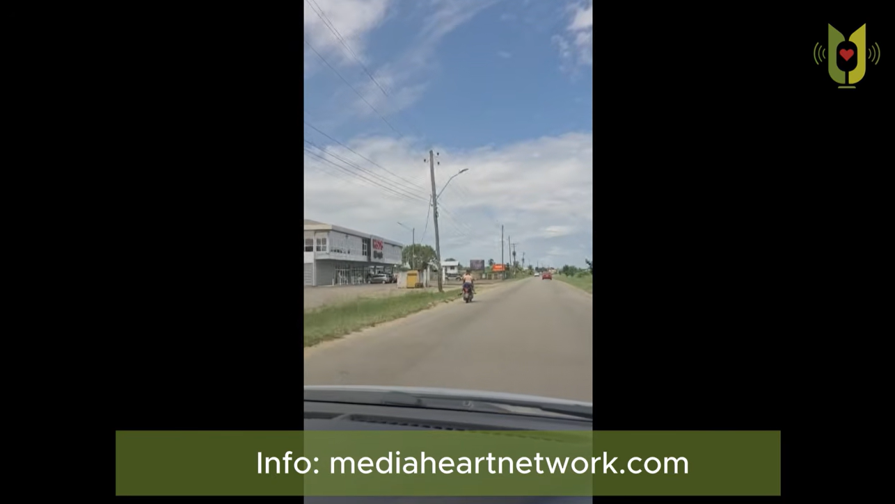 Een vrouw met een kind op een e-bike aan de Ringweg. Het kind heeft nauwelijks tot geen houvast.