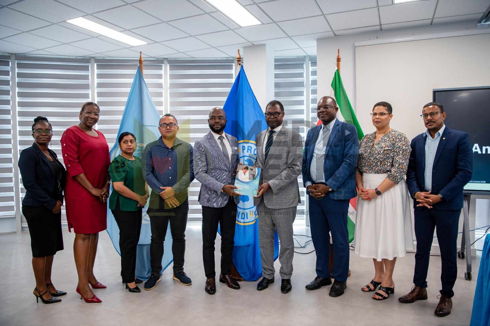 Minister André Misiekaba en PAHO-directeur Jarbas Barbosa da Silva Jr samen met enkele functionarissen van beide organisaties.