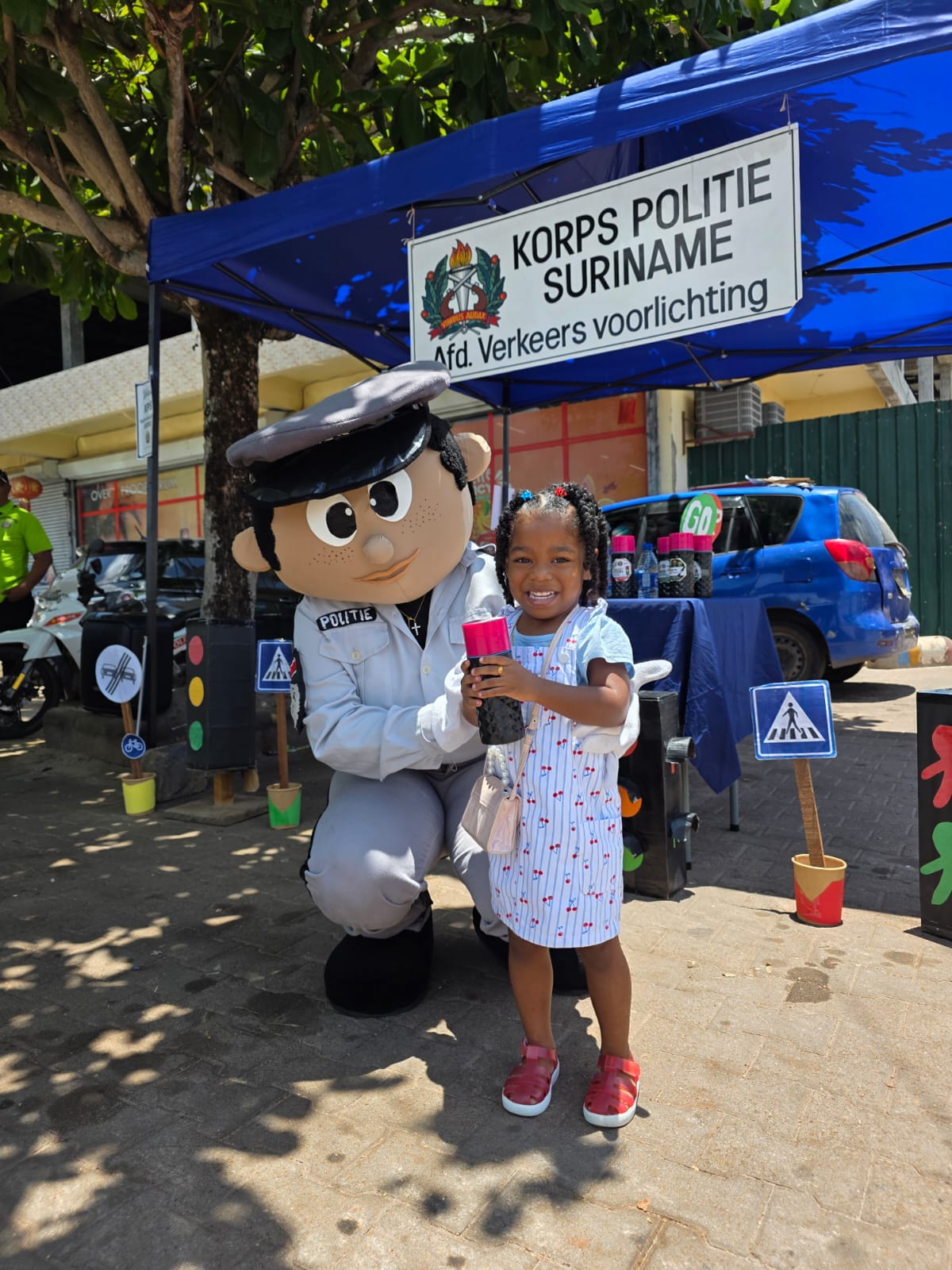 De politie mascotte was ook aanwezig bij de voorlichtingsdag zodat ook kinderen de informatie op een speelse manier tot zich konden nemen
