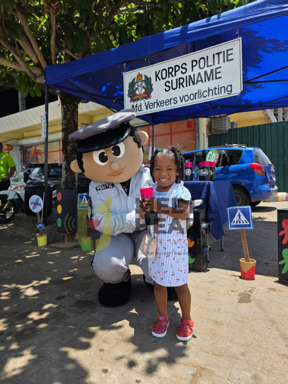 De politie mascotte was ook aanwezig bij de voorlichtingsdag zodat ook kinderen de informatie op een speelse manier tot zich konden nemen