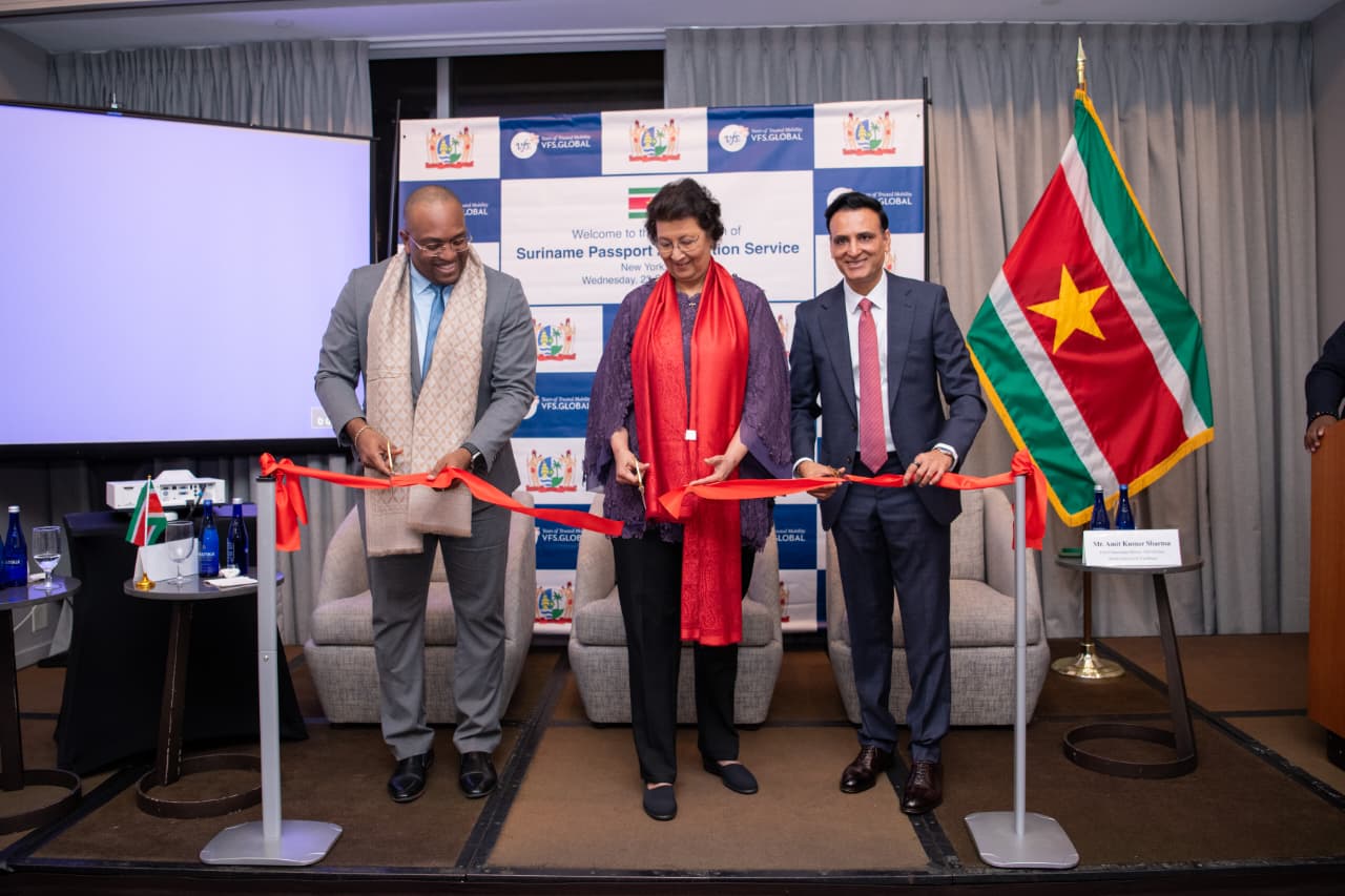 President Simons deed de lancering van de paspoortservice samen met minister Melvin Bouva van Buitenlandse Zaken en Internationale Samenwerking en een vertegenwoordiger van VFS Global | Bron: CDS