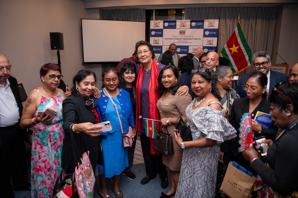 President Simons lanceert Surinaamse paspoortservice in New York 3