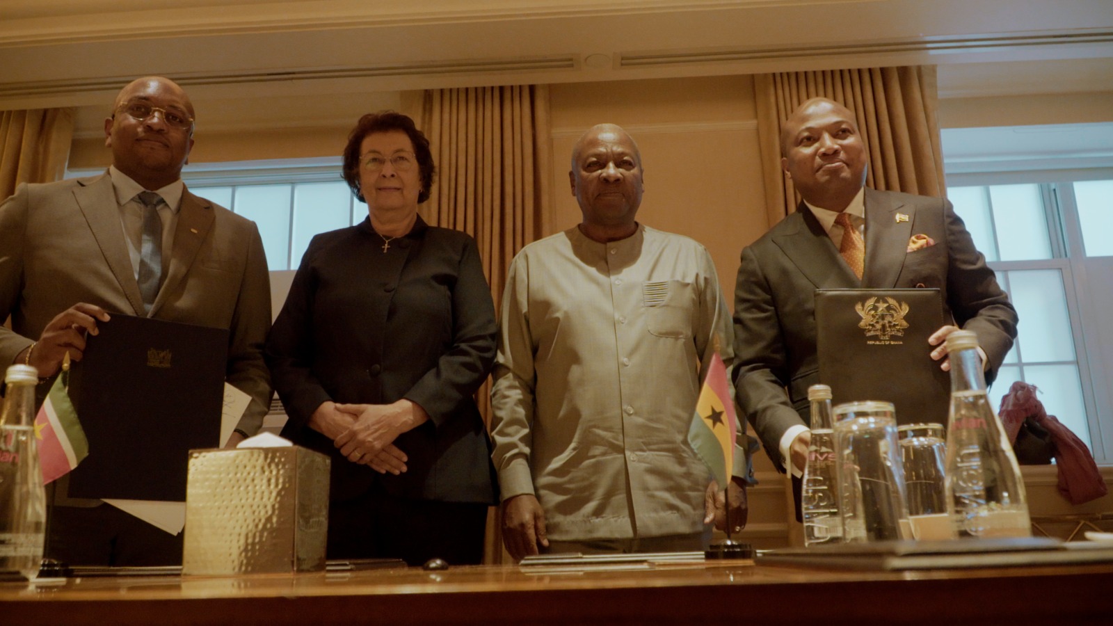 President Jennifer Geerlings-Simons en de Ghanese president John Dramani Mahama. De ministers van Buitenlandse Zaken van beide landen waren ook aanwezig. | Bron: CDS