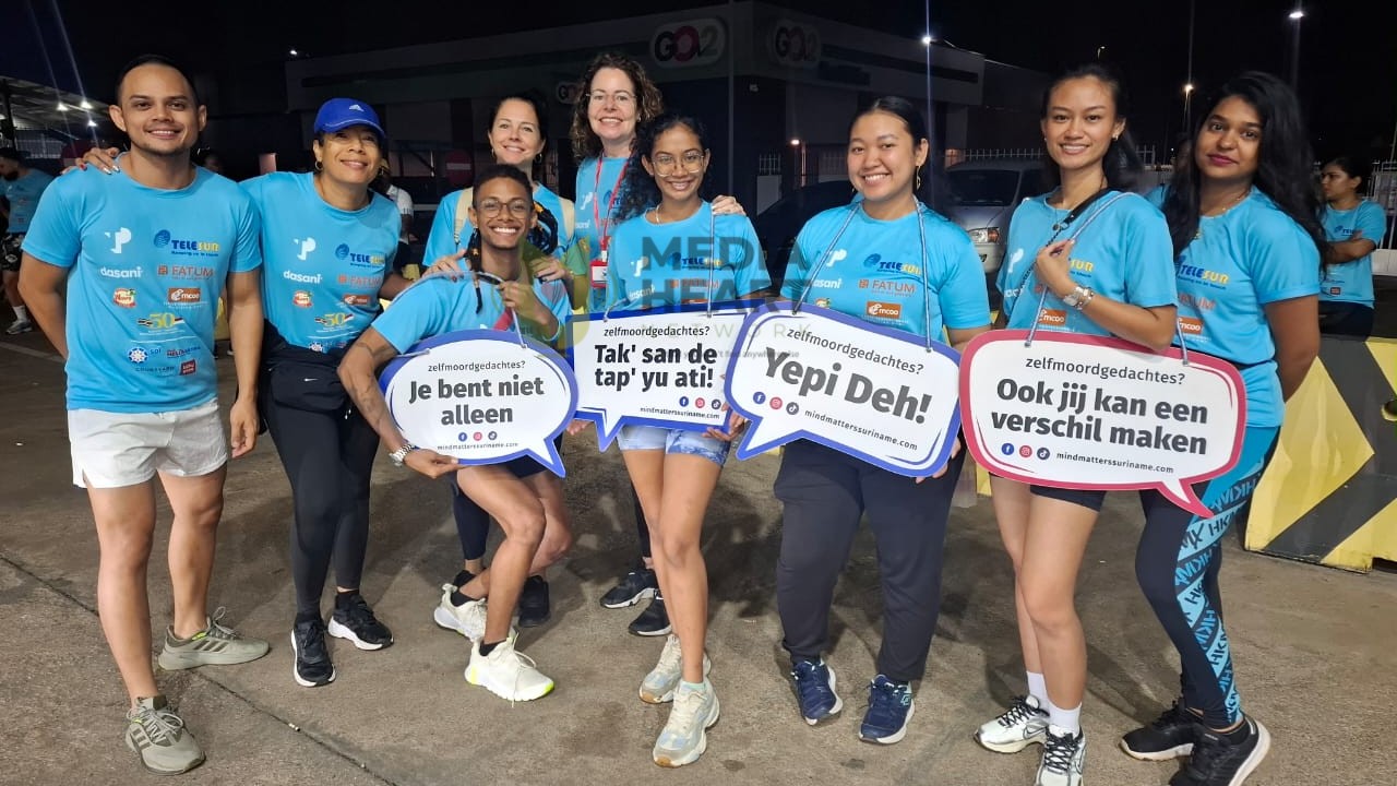 Eva Stroo (vierde van links) psycholoog en oprichter van Mind Matters Foundation Suriname hier met enkele vrijwilligers terwijl zij met hun boodschap aangeven dat personen met mentale issues, hulp kunnen krijgen