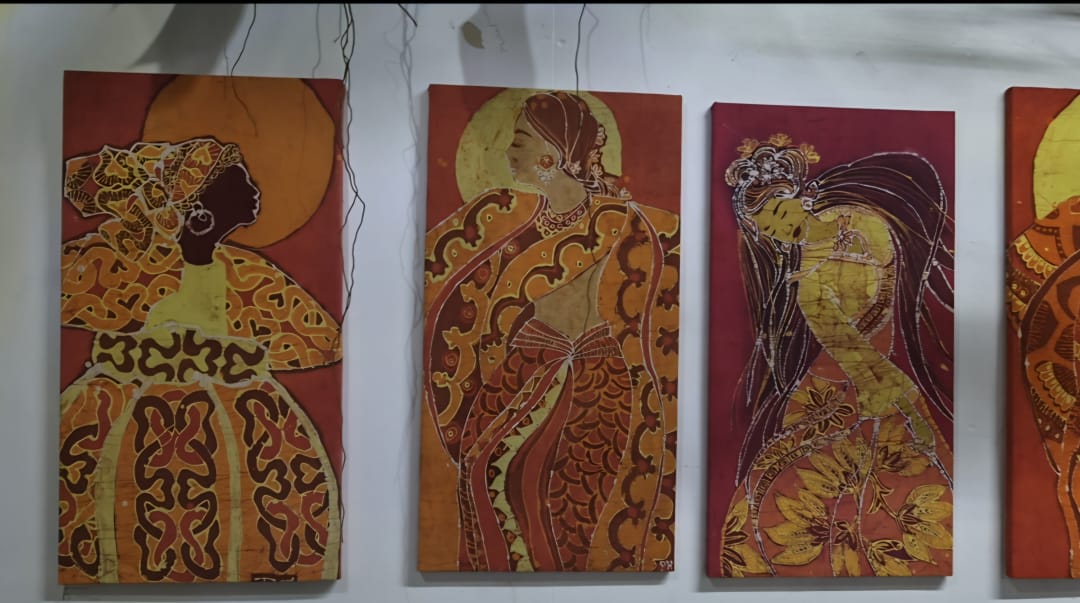 In een speciaal ingerichte ruimte kunnen bezoekers Indonesische kunst bewonderen.