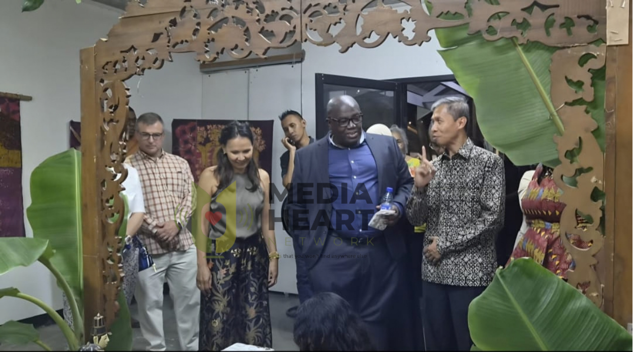 Ambassadeur Agus Priono van Indonesië en minister Raymond Landveld krijgen een rondleiding in de kunstruimte