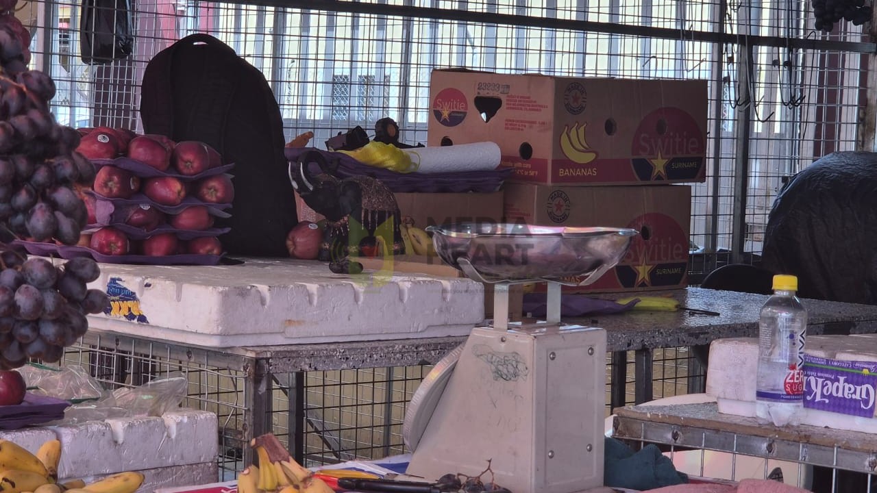 Surinaamse bananen op een markt in Georgetown. Op de achtergrond is de 'Switie Suriname' doos te zien waarin de bananen komen.