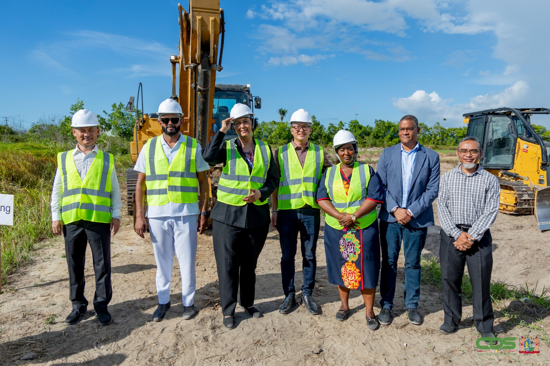 President Jennifer Simons heeft op maandag 12 oktober samen met minister Stephen Tsang het startsein gegeven voor de bouw van 350 sociale woningen | Bron: CDS