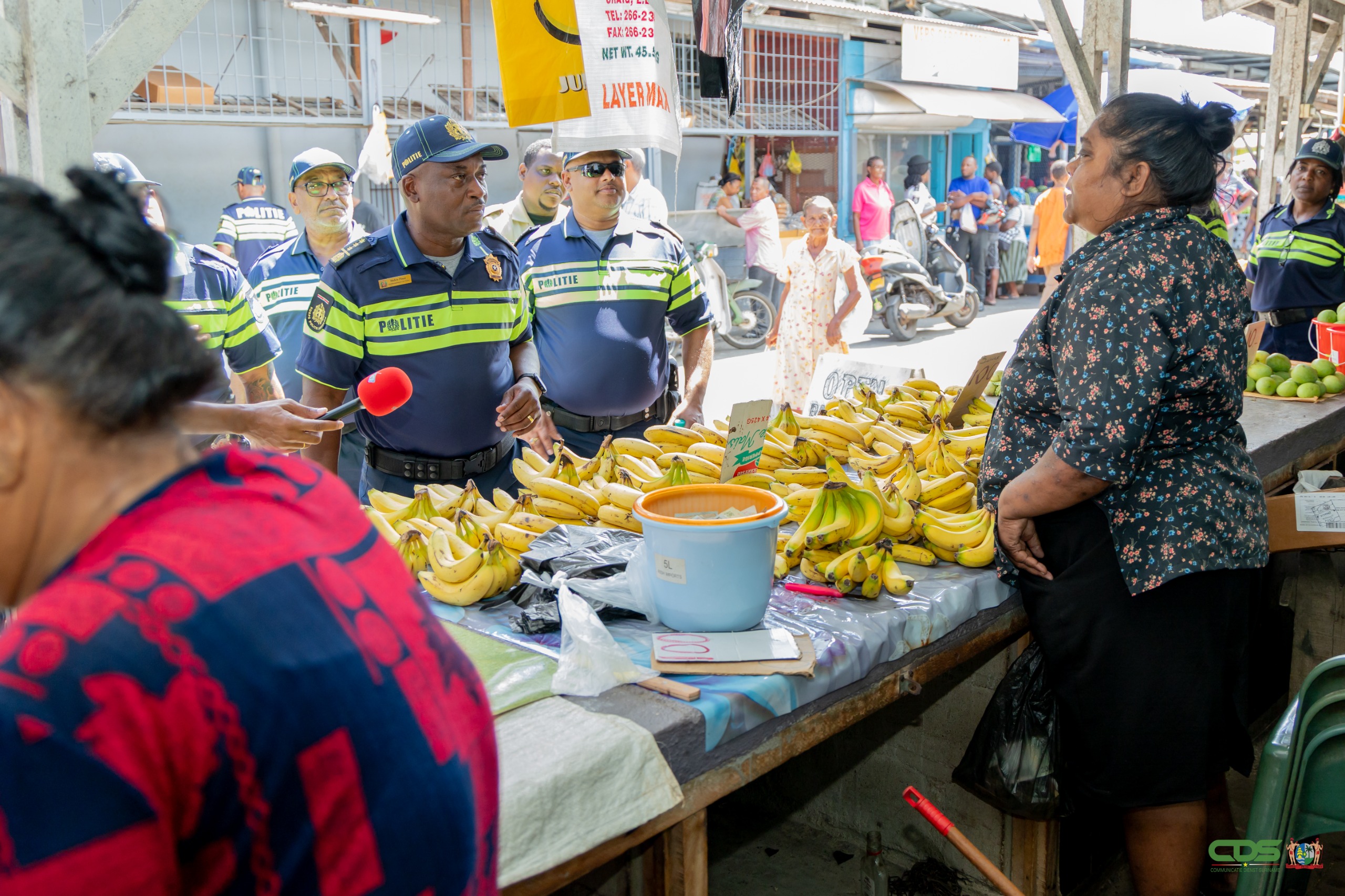 De Korpschef en zijn team hebben vrijdag de markt bezocht om dichterbij de gemeenschap te staan