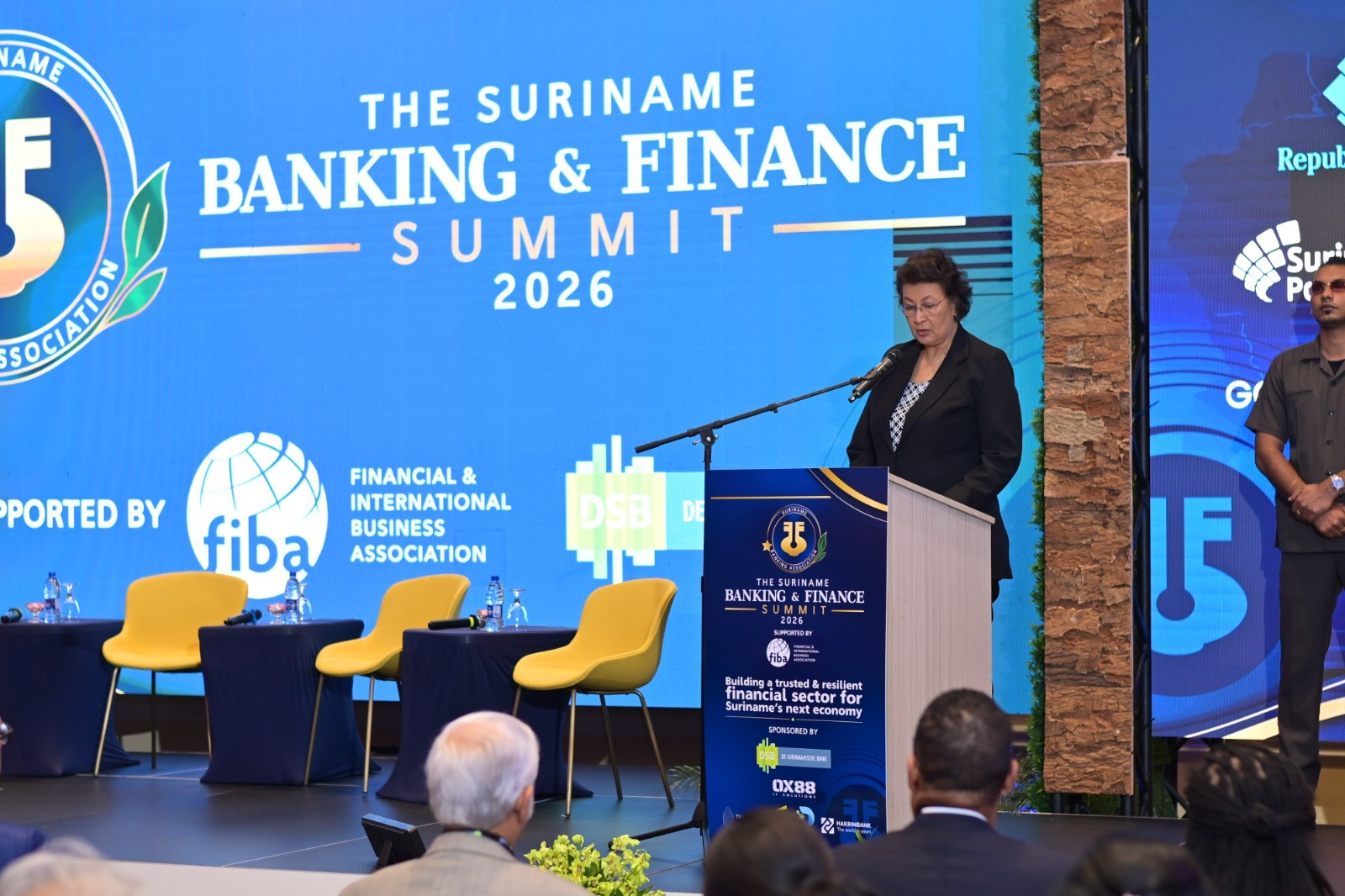 President Jennifer Simons sprak de aanwezigen toe op de Suriname Banking and Finance Summit 2026 | Bron: CDS