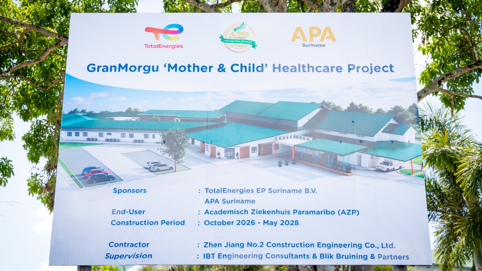 Middels dit bord wordt het Granmorgu Mother and Child Healthcare Project aangekondigd | Bron: CDS