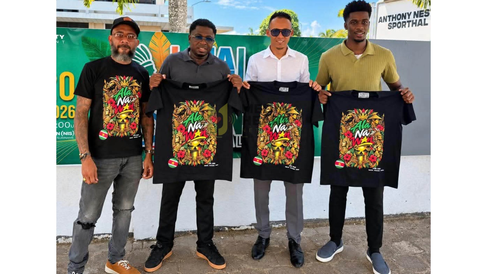 NIS-directeur Damaru Canterburg en waarnemend directeur van Jeugdontwikkeling en Sport Enrique Ralim (beiden midden) hebben dinsdag de shirts van het Festival in ontvangst genomen. Zij worden geflankeerd door leden van de organisatie van het festival.